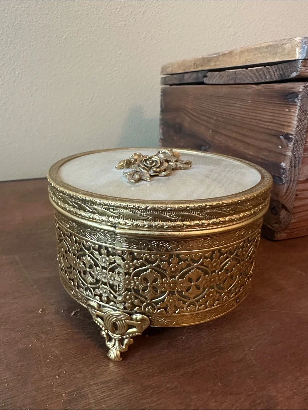 Vintage-Style Round Gold Jewelry Box - Picture 3 of 5